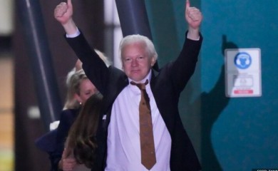 Džulijan Asanž planira naplatiti godine progona