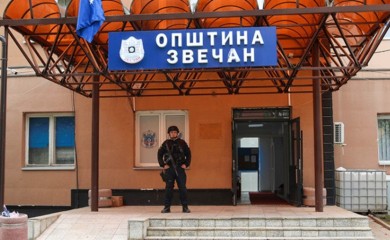 Dvije bombe bačene na zgradu opštine u Zvečanu