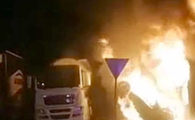 Autom se zakucao u kamion, dvije osobe poginule (VIDEO)