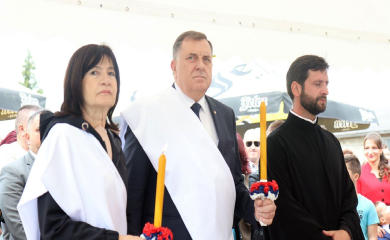 Vladika Jefrem osveštao temelje hrama, Dodik jedan od kumova