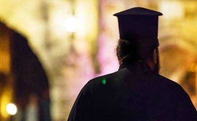 Napadnut sveštenik u dvorištu crkve: Muškarac mu prišao i udario ga pesnicom