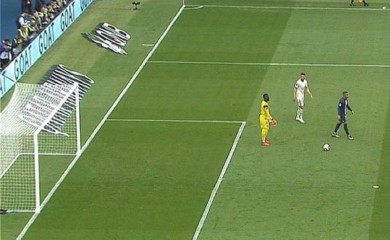 Mbape postigao najlakši i najbizarniji gol karijere (VIDEO)