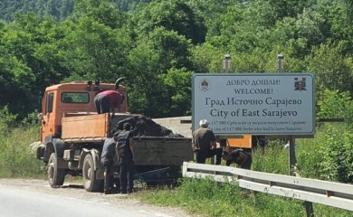 Postavljene table na ulazu u Istočno Sarajevo - 157.000 Srba moralo napustiti Sarajevo, Karićeva prijeti prijavom Ćosiću