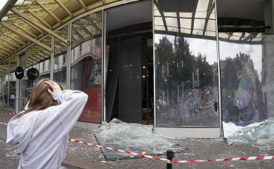 Neredi i pljačke širom Francuske: Stotine uhapšenih, policajac se izvinio za ubistvo tinejdžera