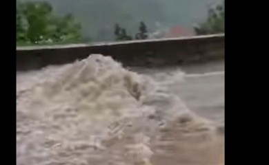 U Rijeci nevrijeme izazvalo poplave, grom udario u kuću i izbio požar na krovu