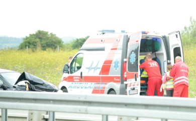 SAOBRAĆAJNA NESREĆA: U sudaru dva vozila povrijeđeno pet osoba
