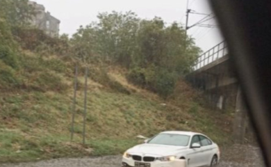 BMW ostao zarobljen u vodi visokoj gotovo pola metra