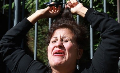 ZAGREB: Iranka u suzama rezala kosu na protestu