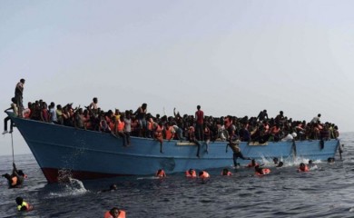 SICILIJA: Oko 700 migranata stiglo na plutajućem brodu