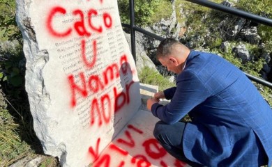 Nešić obišao oskrnavljeni spomenik na Kazanima: Prijetnja preostalim Srbima u Sarajevu