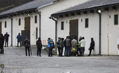 Muškarac bacio bombe na imigracioni centar, pa izvršio samoubistvo