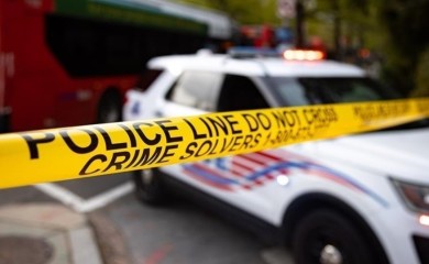 Uznemirujuće: Prišao policajcu s leđa i pucao u njega (VIDEO)