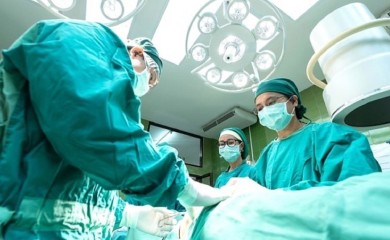 Poznatog estetskog hirurga optužuju da je unakazio tri djevojke