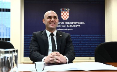 Novi skandalozni snimak bivšeg ministra u Hrvatskoj: Go do pasa s kalašnjikovom u polju (FOTO)
