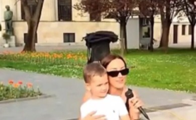 Prija zapevala sa uličnim sviračima u Banjaluci: Stavila sina u krilo i oduševila prolaznike (VIDEO)