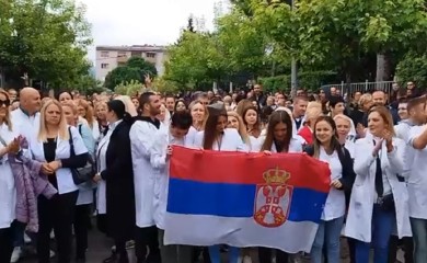 KOSOVO I METOHIJA: Bodljikave žice, nova hapšenja, Srbi pjevaju “Izađi mala”… FOTO/VIDEO
