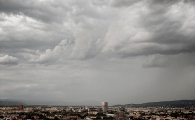 Nevrijeme pogodilo Hrvatsku: Zagreb pod obilnim padavinama, grad u Međimurju i Zagorju