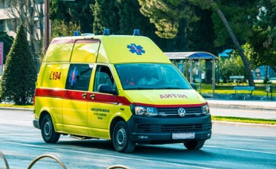 Mladić sa srčanim problemima satima ležao pred Hitnom (FOTO)