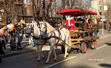 Djed Mraz provozao “kočiju” kroz centar Banjaluke