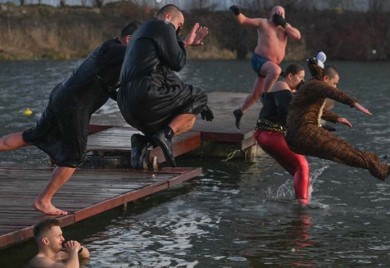 Tradicionalno novogodišnje kupanje u jezeru u Poljskoj