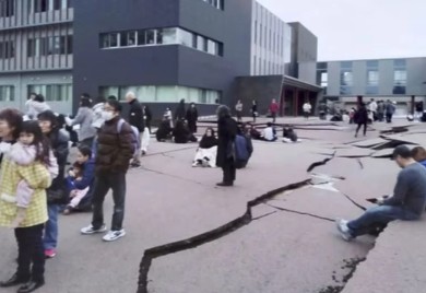 Pogledajte dramatične snimke iz Japana nakon zemljotresa, cunami prijeti i ruskim gradovima