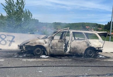 Izgorio automobil u Glamočanima (VIDEO)