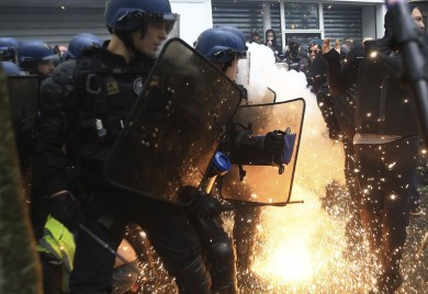 Prvi maj u Francuskoj: Protesti širom zemlje, policija bacila suzavac (FOTO)