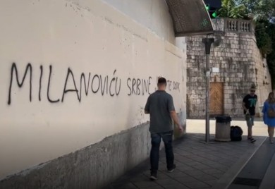 Neprimjeren grafit protiv Milanovića i Dodika u Splitu