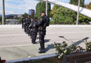 Zgrade srpskih institucija na sjeveru Kosova i dalje blokirane, Kfor pojačao prisustvo