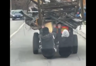 Nesvakidašnji prizor - djeca se zakačila za zaprežna kola