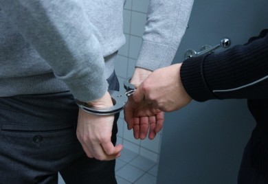 Političar priveden zbog krađe sunčanih naočala, tvrdi da ih je “slučajno” stavio u torbu