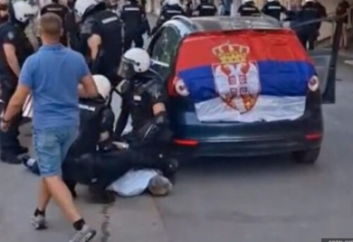 Strahota! Muškarac se pokušao zapaliti ispred prostorija SNS-a u Novom Sadu