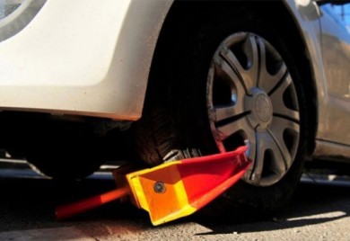 Rus skinuo "kandžu" sa automobila, pa ga uhapsili