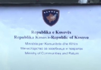 Postavljene table prištinskih institucija na zgradama koje je zauzela policija u Leposaviću