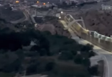 Migrant paraglajderom preletio granicu (VIDEO)