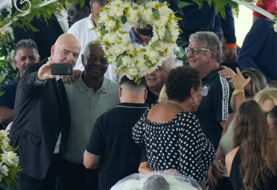Infantino pozirao za selfije kraj Peleovog tijela