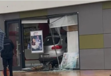 Autom uletio u apoteku u Trnu (FOTO)