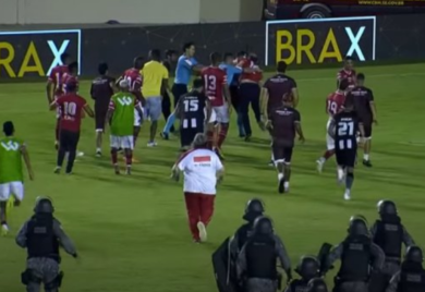 Masovna tuča, razbijene i krvave glave: Zbog bizarnog pravila umalo linčovane sudije