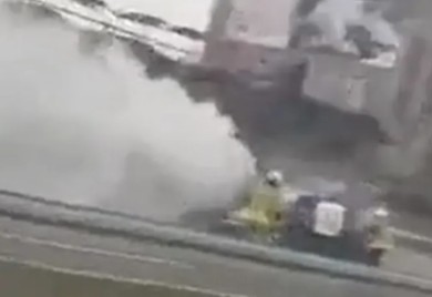 Cestom se širi gusti dim: Izgorio “porše” na auto-putu (VIDEO)