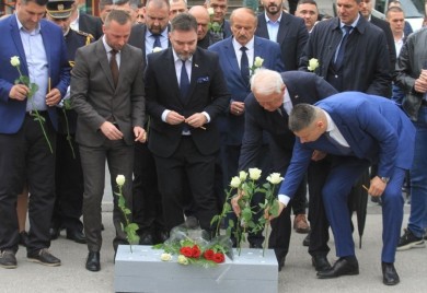 Zapaljene svijeće u Dobrovoljačkoj ulici uz jake mjere obezbjeđenja