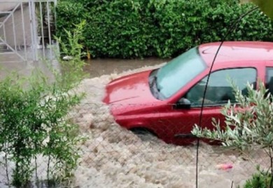 Voda ušla i u kuću: Muke nakon snažnog nevremena u Banjaluci VIDEO