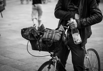 Biciklista pijan vozio po auto-putu, udarila ga dva auta