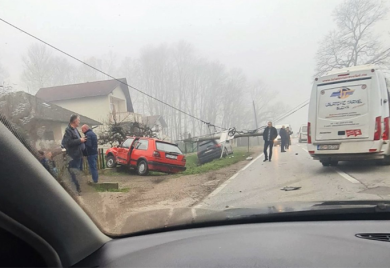 Dva automobila završila u kanalu