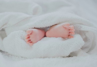 Zašto se bebe često bude noću?
