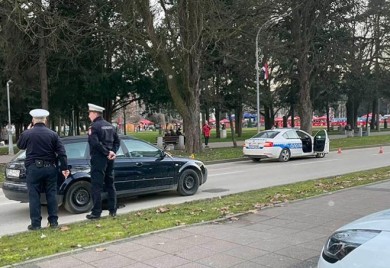 U centru Doboja žena podletjela pod automobil