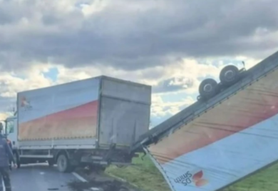 Za tren oka se našao u kanalu: Vjetar prevrnuo kamionsku prikolicu u Hrvatskoj (VIDEO)