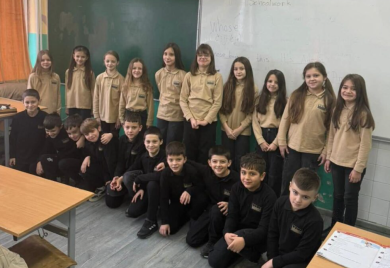 Škola u Srbiji uvela uniforme za đake: “Sad smo jednaki i izgledamo kao rođena braća i sestre”