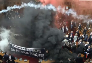 Haos u Skupštini Srbije: Fizički obračun, zapaljene dimne bombe VIDEO