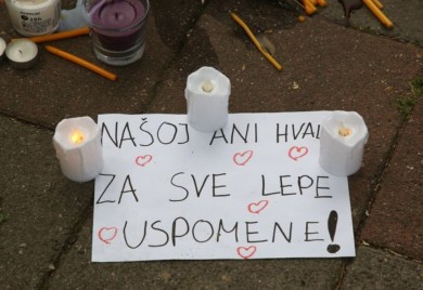 Srbija u žalosti nakon pucnjave u školi: Svijeće, igračke i slatkiši na ulicama Vračara