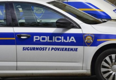 Pijani vozač udario u policijski automobil